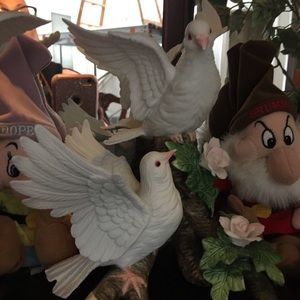 Collectable porcelain 2 loving doves